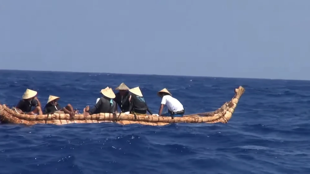 Vượt biển từ Đài Loan tới Nhật bằng thuyền độc mộc _ thuyền sậy.png