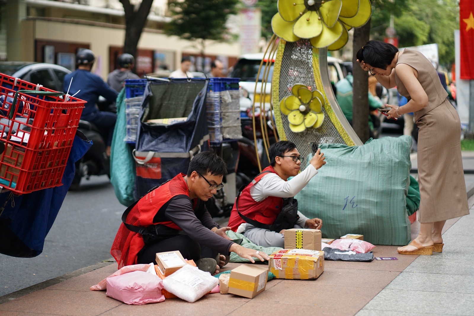 Chỉ ăn 1 bữa, giao 200 - 300 đơn/ngày: Shipper “chạy đua” từng phút trước giờ chốt sổ cuối năm- Ảnh 1. Chỉ ăn 1 bữa, giao 200 - 300 đơn/ngày: Shipper “chạy đua” từng phút trước giờ chốt sổ cuối năm- Ảnh 1.