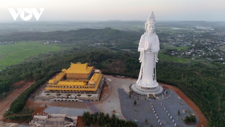 Nằm trong Khu văn hóa Thiên Mã, chùa Minh Đức được ví như viên ngọc giữa non xanh nước biếc. Ở độ cao khoảng 75m so với mực nước biển, nơi đây gây ấn tượng bởi sự giao hòa giữa thiên nhiên hùng vĩ và kiến trúc Phật giáo trang nghiêm. Dự kiến hoàn thành vào cuối năm 2026, công trình được xem là sự kết hợp giữa tư duy truyền thống và công nghệ xây dựng hiện đại, mang theo kỳ vọng lớn về phát triển du lịch và định vị thương hiệu văn hóa cho Quảng Ngãi.