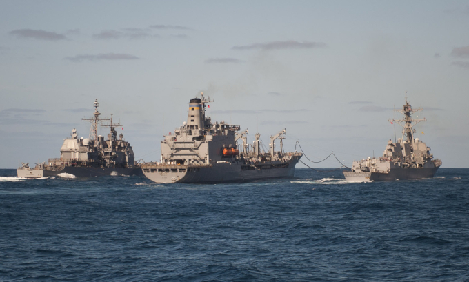 USS Truxtun (phải) thực hiện tiếp dầu trên biển hồi năm 2014. Ảnh: US Navy