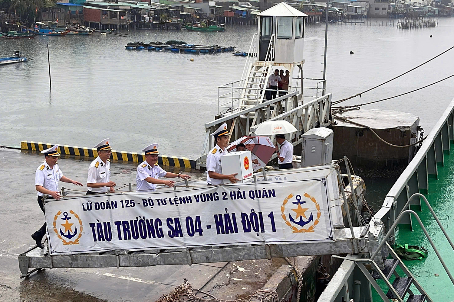 Chiến sĩ Vùng 2 Hải quân bỏ phiếu sớm tại TP.HCM, lên tàu Trường Sa đi làm nhiệm vụ 3 bỏ phiếu - Ảnh 6.