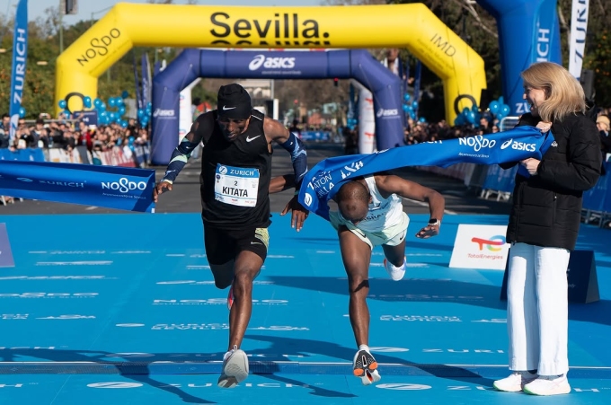 Tola Shura Kitata và Asrar Hiyrden Abderehma về đích cùng thời gian tại Sevilla Marathon 2026 ngày 15/2. Ảnh: Sevilla Marathon