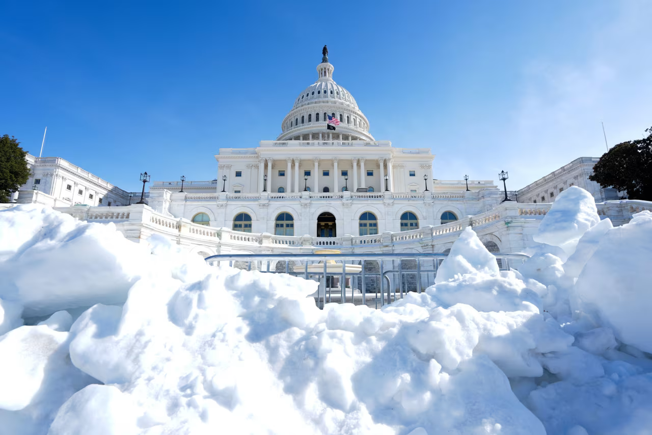 Chính phủ Mỹ đóng cửa ngày thứ ba: Hạ viện sắp bỏ phiếu mở cửa lại, ông Trump giúp 'dọn đường' 1 đóng cửa - Ảnh 1.