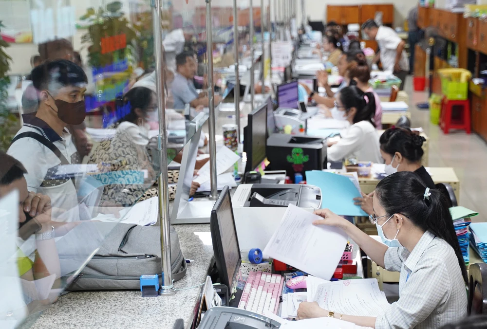 Chính phủ yêu cầu chậm nhất đến ngày 01-7-2027, bộ trưởng, thủ trưởng cơ quan ngang bộ, lãnh đạo địa phương, người đứng đầu đơn vị sự nghiệp công lập phải hoàn thành việc bố trí vào vị trí việc làm và xếp lương tương ứng với vị trí việc làm đối với viên chức thuộc phạm vi quản lý. Ảnh: THUẬN VĂN xay-dung-vi-tri-viec-lam-cua-vien-chuc-la-van-de-kho-va-phuc-tap-1.jpg