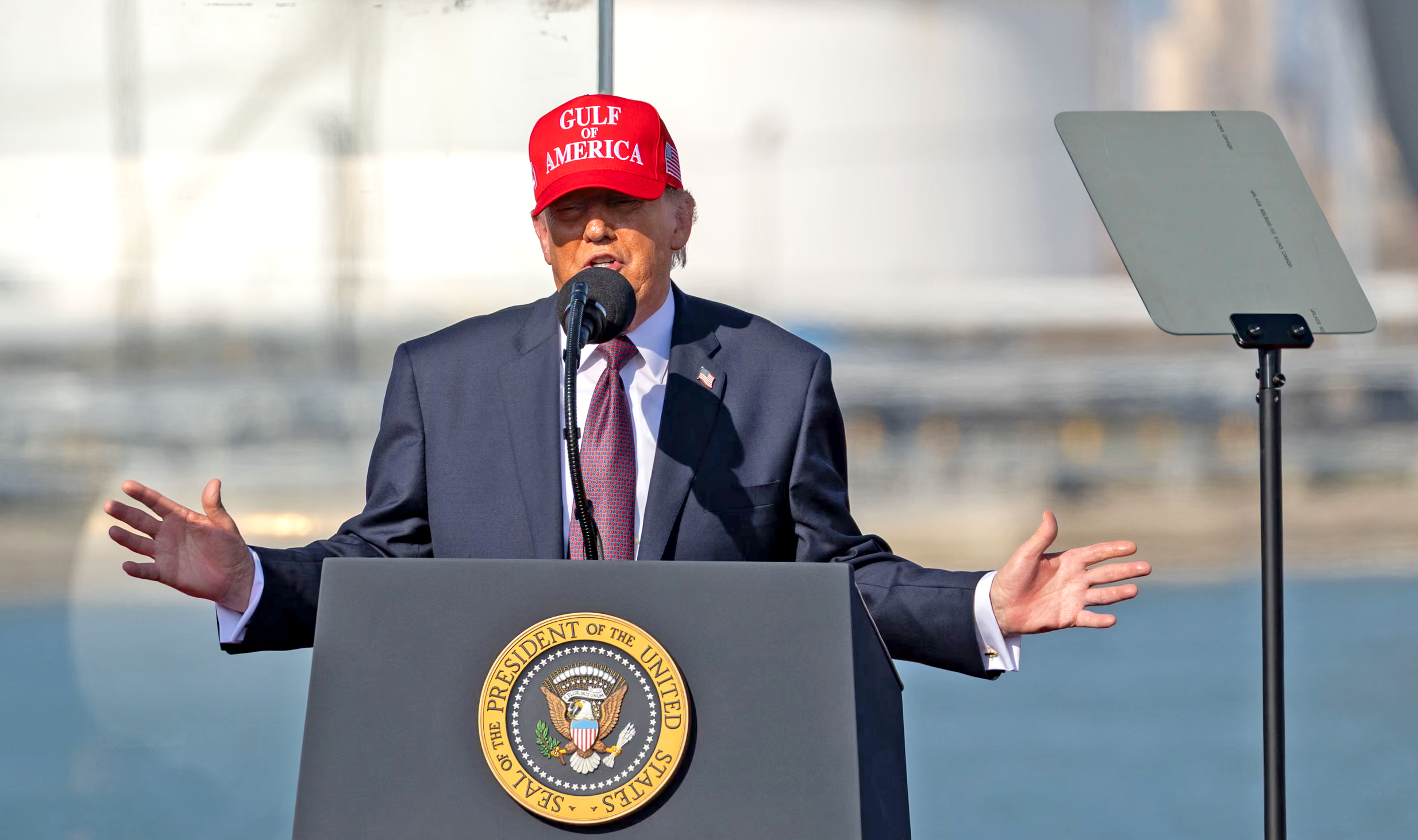 Chính quyền Trump xin hoãn hoàn tiền thuế quan thêm 4 tháng - Ảnh 1.