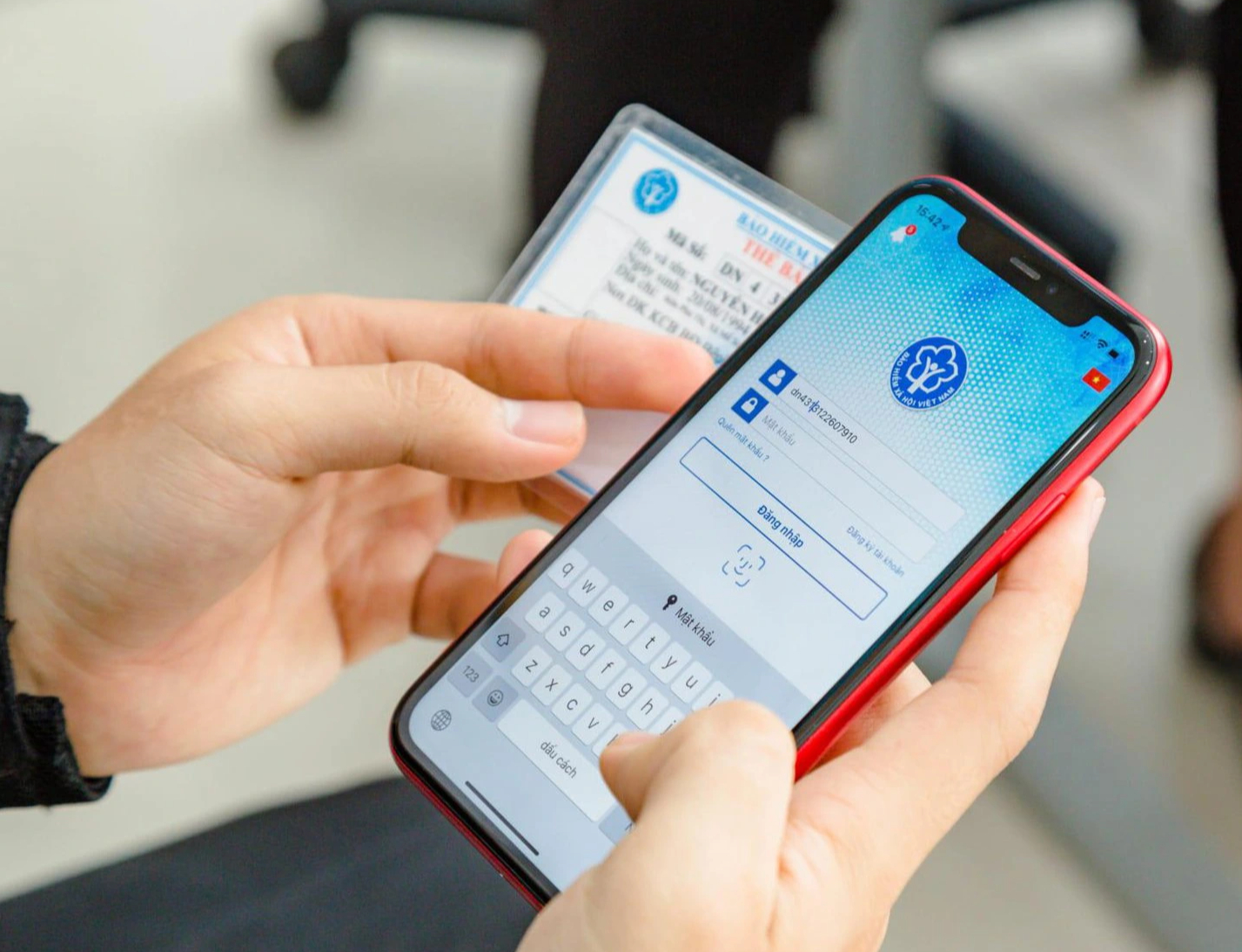 Chính thức áp dụng sổ BHXH, thẻ BHYT điện tử trên toàn quốc - Ảnh 1.