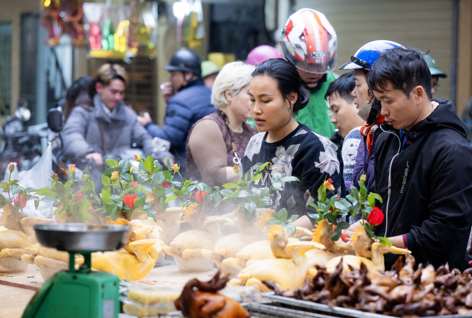 Chợ Hàng Bè đông nghịt ngày 23 tháng Chạp, khách mạnh tay chi hàng triệu đồng sắm lễ- Ảnh 1.