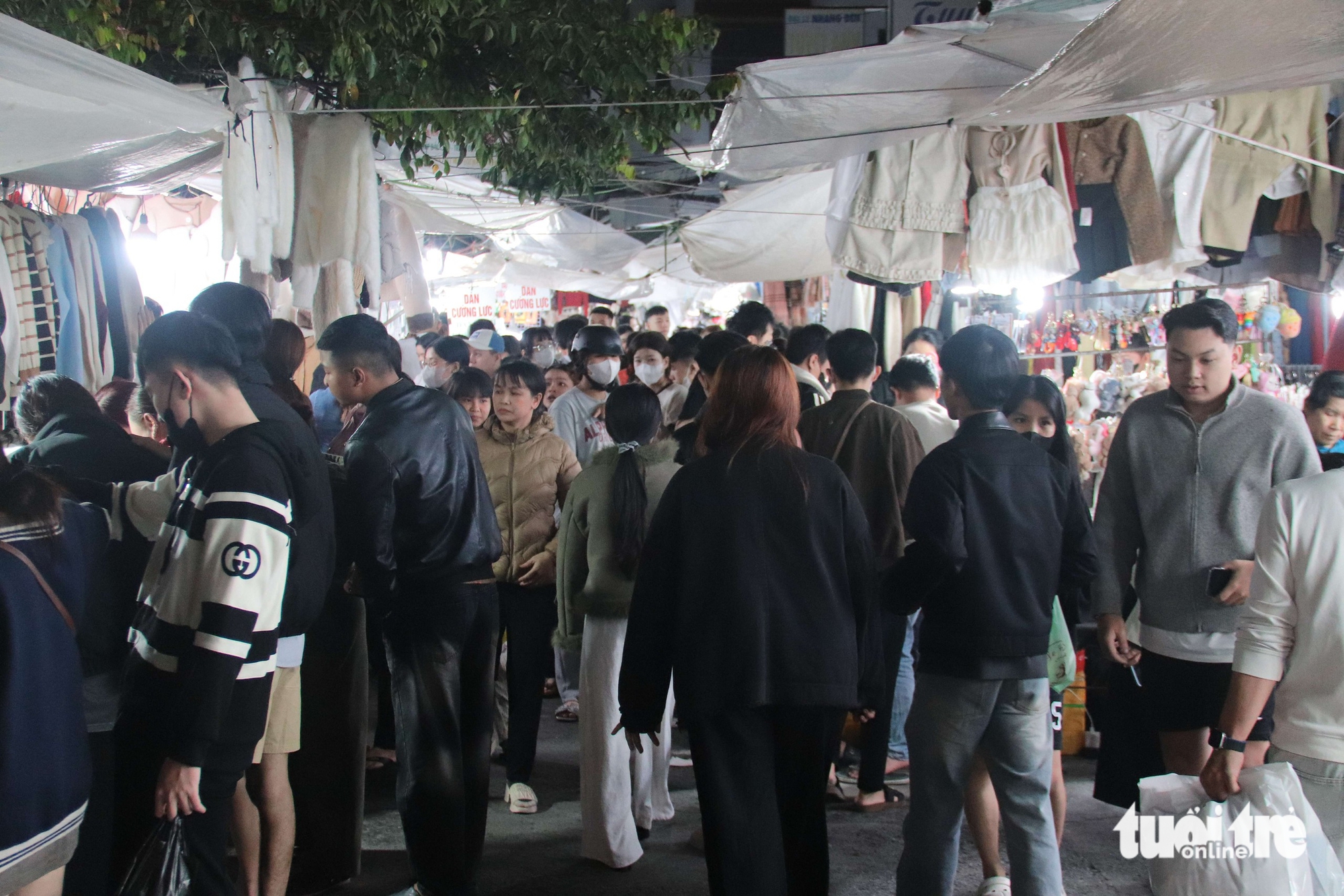 Chợ đêm Lê Duẩn nhộn nhịp cận Tết, khách đông nhưng mua sắm dè dặt - Ảnh 1.