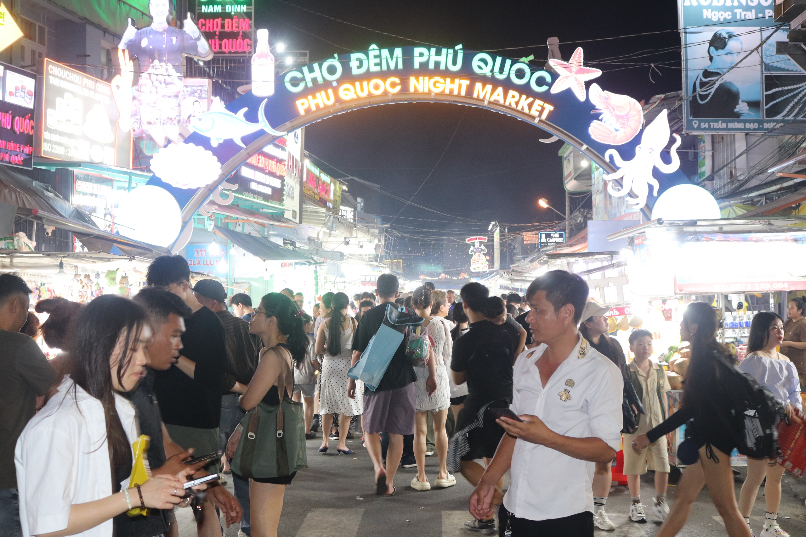 Tết Bính Ngọ 2026: Chợ đêm Phú Quốc náo nhiệt, thu  hút du khách đông 'khủng'- Ảnh 1.
