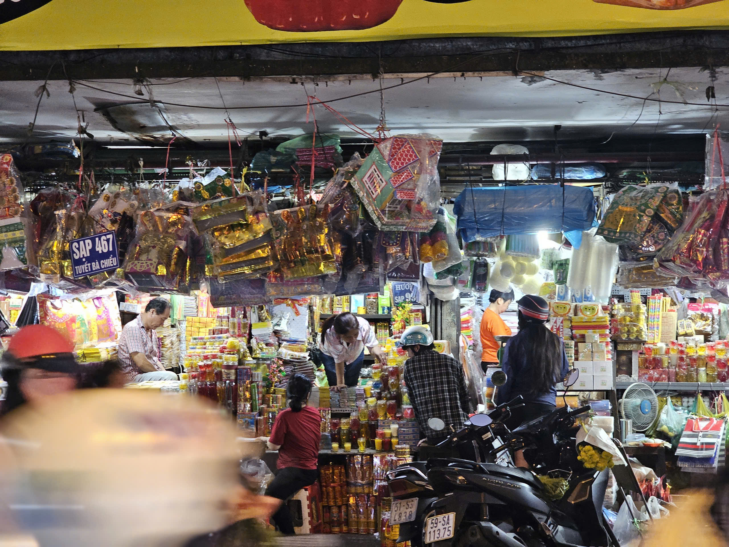 Chợ đồ cúng ông Công ông Táo trầm lắng, tiểu thương ngóng khách tới giờ chót - Ảnh 1.