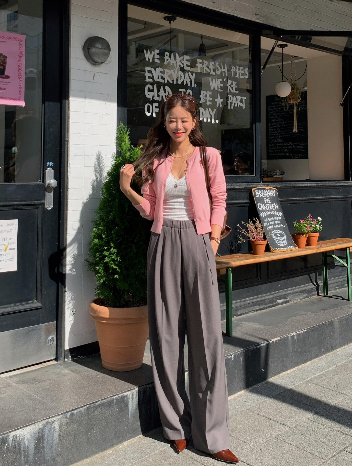 Áo khoác mặc với quần ống rộng: Chọn chuẩn thì đẹp và sang từng centimet- Ảnh 1.