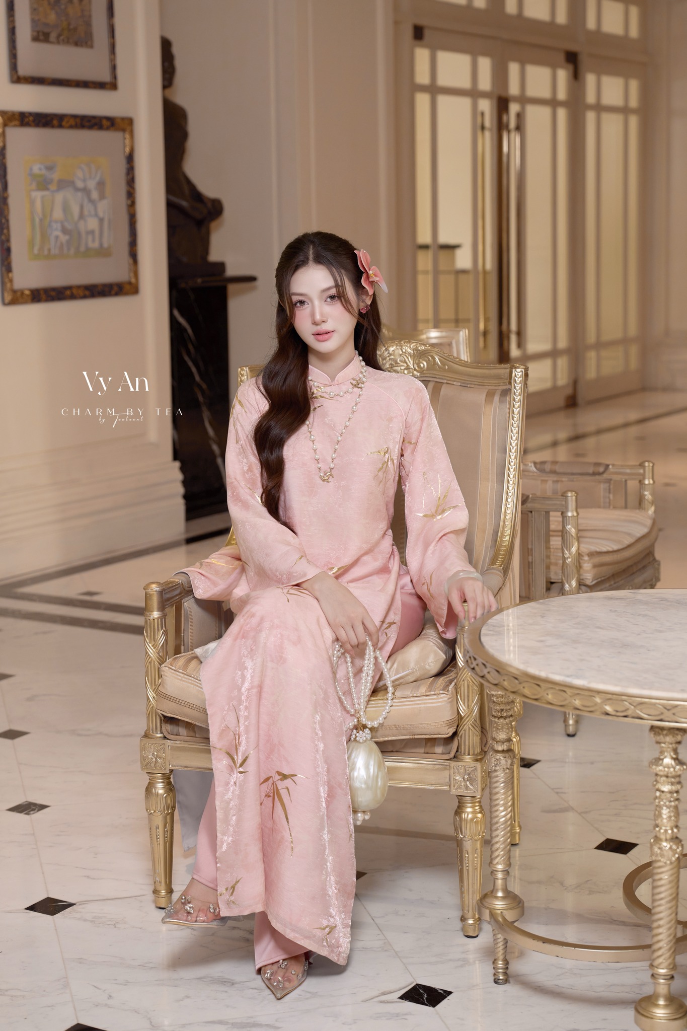 Áo dài Tết tôn da: Chọn đúng gam màu để ngay cả da ngăm đen cũng 