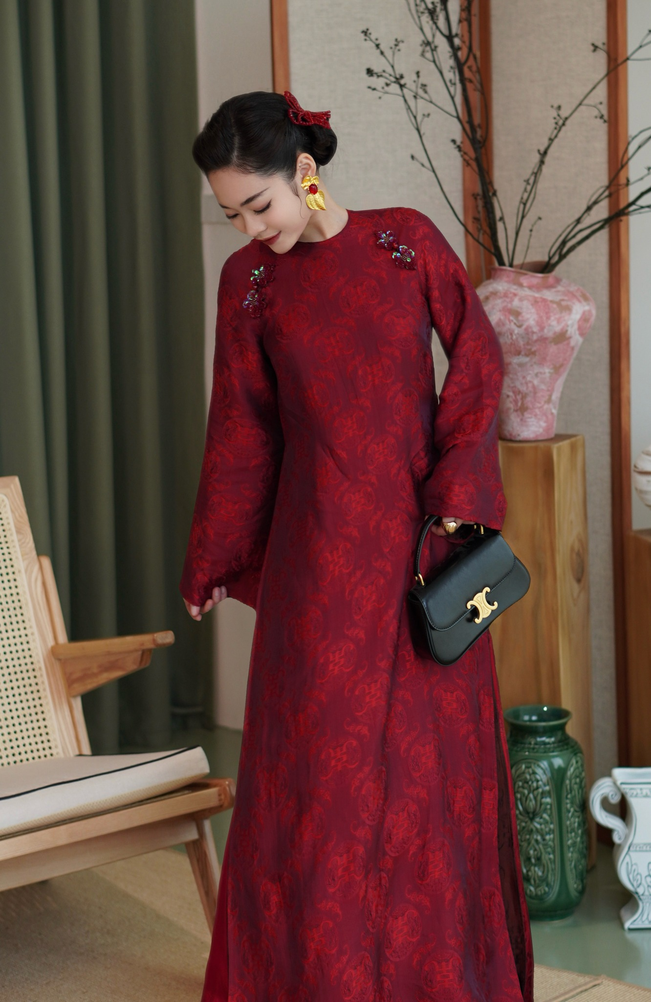 Áo dài Tết tôn da: Chọn đúng gam màu để ngay cả da ngăm đen cũng 