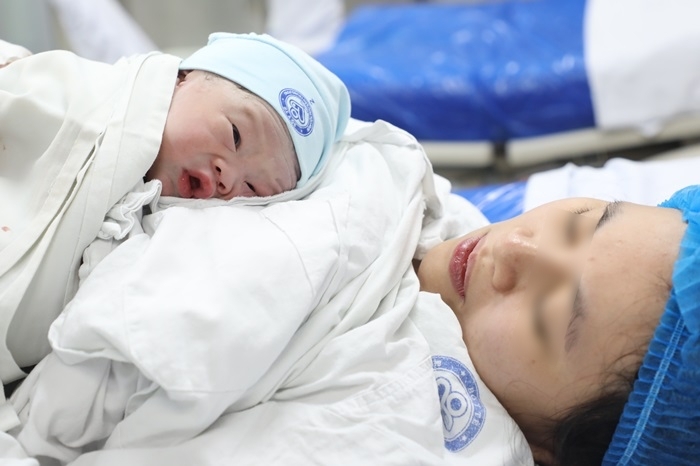 Chồng ép buộc vợ sinh con sẽ bị xử phạt thế nào?- Ảnh 1.