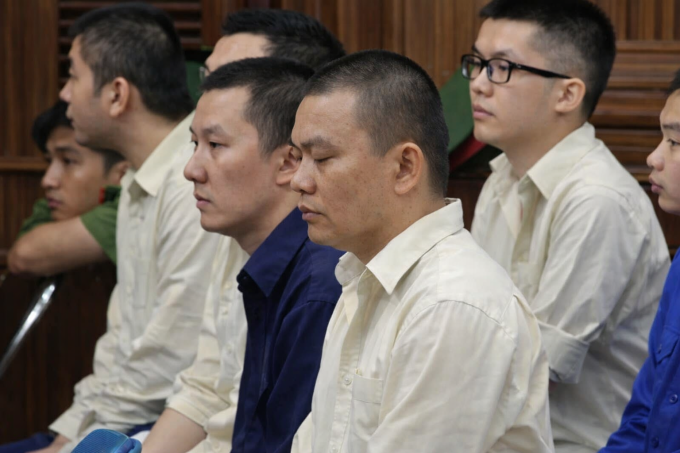 Bị cáo Hoàng Trọng Vỹ (bên phải hàng đầu) cùng đồng phạm tại tòa. Ảnh: Hải Duyên