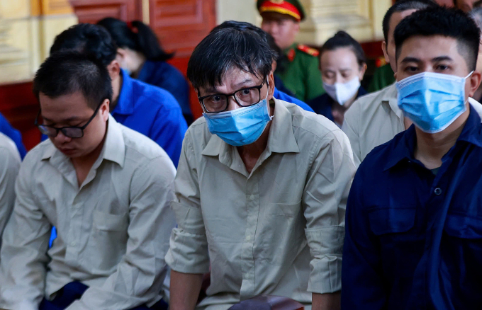 Bị cáo Bạch Đức Lữu (giữa) và các bị cáo tại tòa. Ảnh: Trần Quỳnh