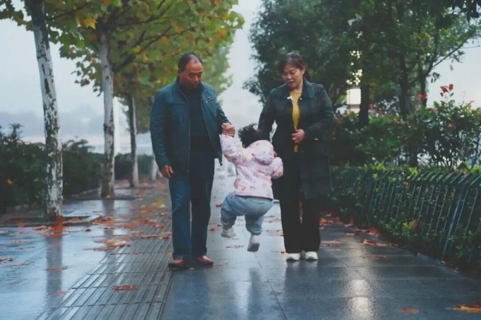 Vợ chồng chị Hoàng nói sẽ tiếp tục chăm sóc và nuôi dưỡng Bé Sữa. Ảnh: The Paper