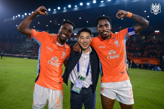 Chủ tịch Tanawat Nitikanchana (giữa) của CLB Ratchaburi ăn mừng cùng cầu thủ sau khi thắng Persib Bandung tổng tỷ số 3-1 ở vòng 1/8 AFC Champions League Two 2025-2026, vào ngày 18/2/2026. Ảnh: Ratchaburi FC