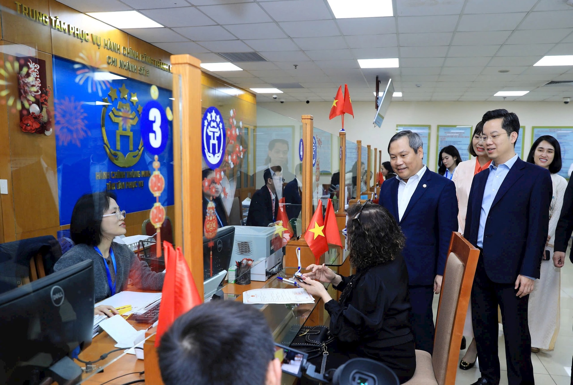 Chủ tịch Hà Nội kiểm tra công vụ trong ngày làm việc đầu năm mới, lì xì cho người dân 1 Hà Nội - Ảnh 1.