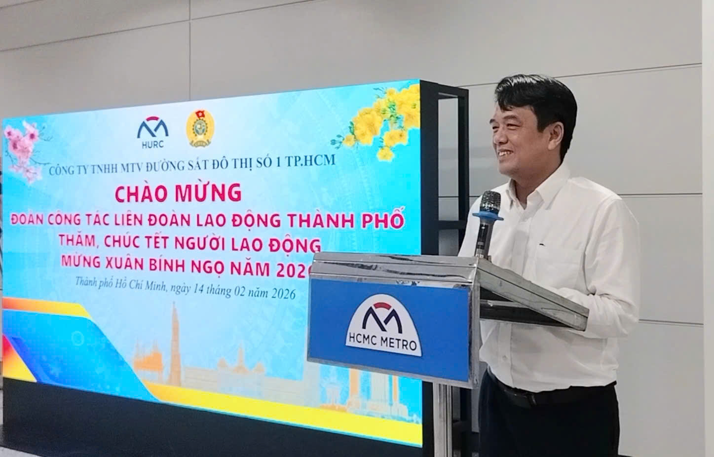 Chủ tịch LĐLĐ TPHCM động viên người lao động làm việc xuyên Tết - Ảnh 1.