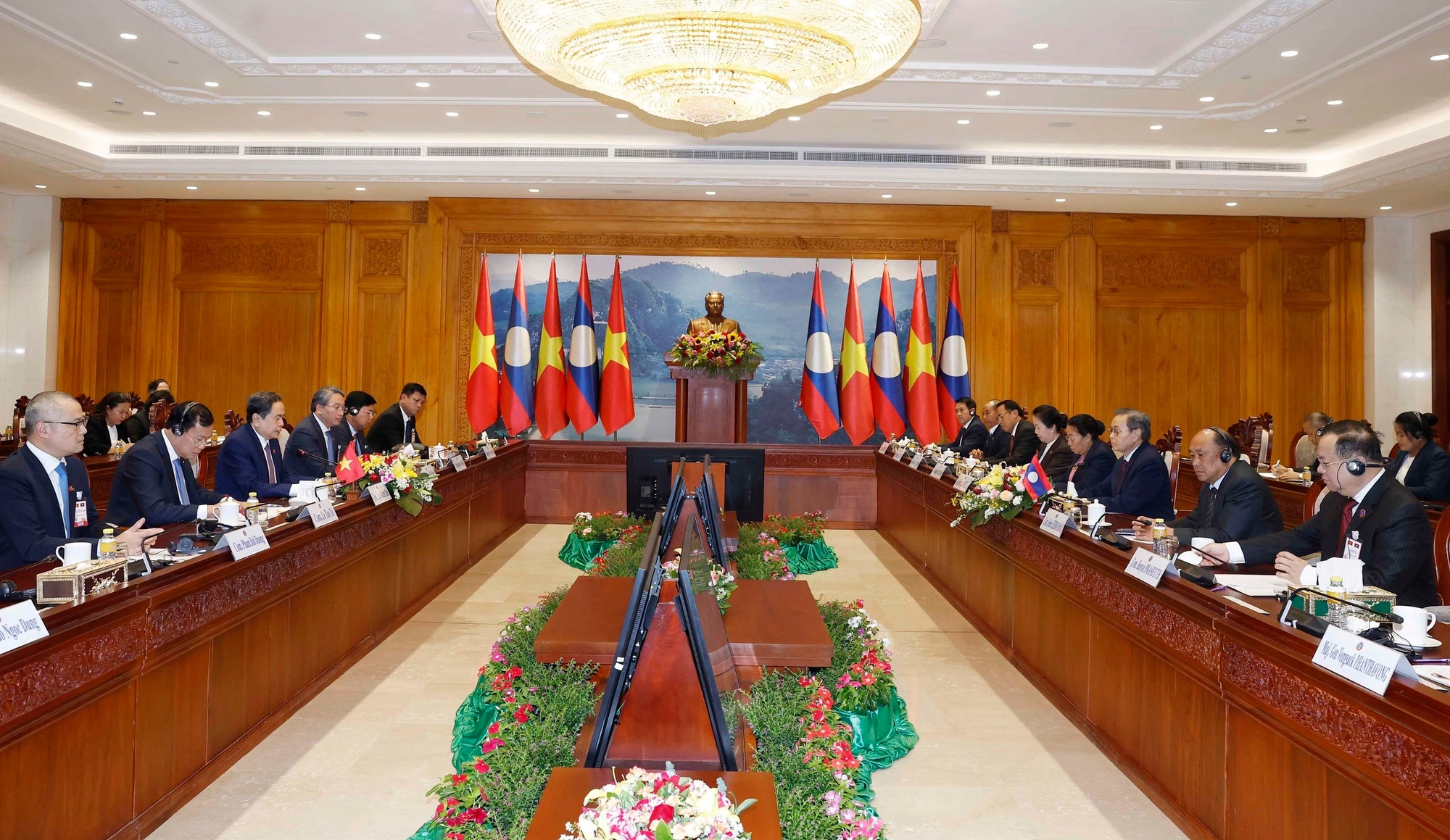 Chủ tịch Quốc hội Trần Thanh Mẫn hội kiến Chủ tịch Quốc hội Lào Saysomphone Phomvihane- Ảnh 2.