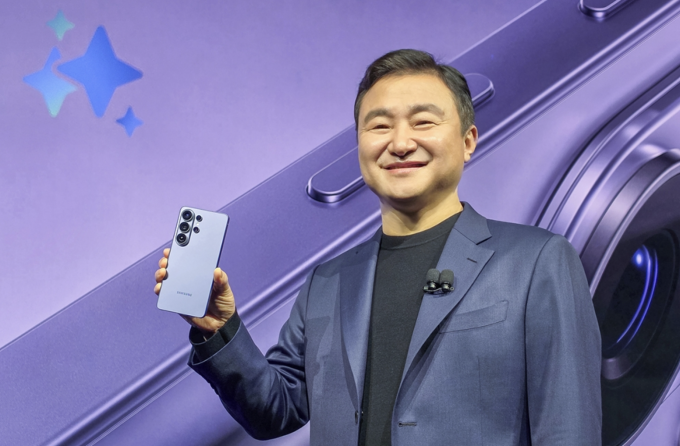 Giám đốc Samsung: Tác nhân AI đang gần gũi hơn nhờ smartphone