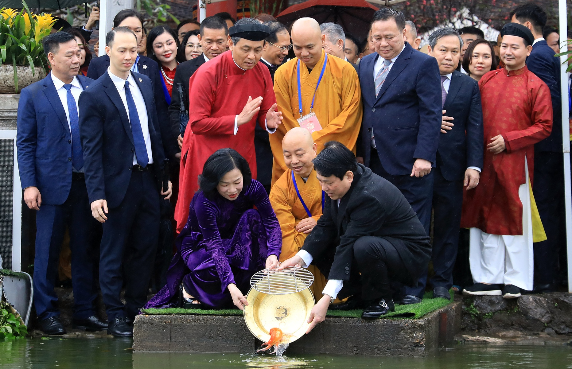 Chủ tịch nước Lương Cường cùng kiều bào thả cá chép tiễn ông Công, ông Táo - Ảnh 1.