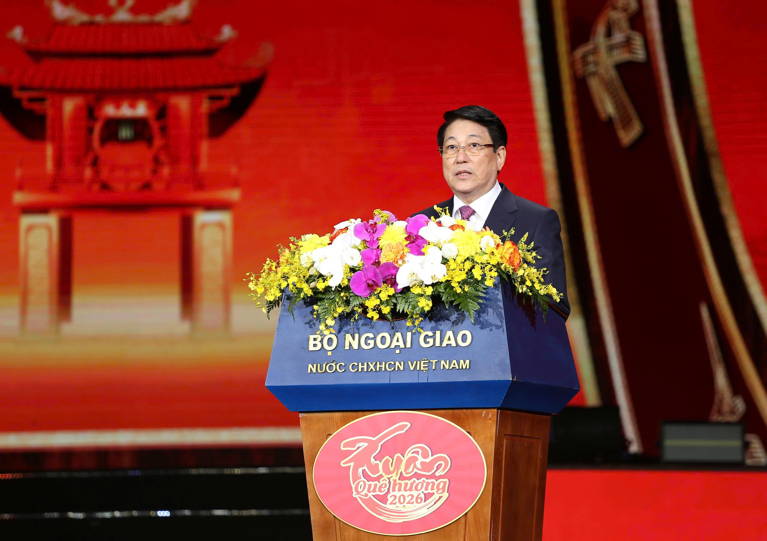 Chủ tịch nước chúc Tết kiều bào, đánh trống khai hội mừng Xuân - Ảnh 1.