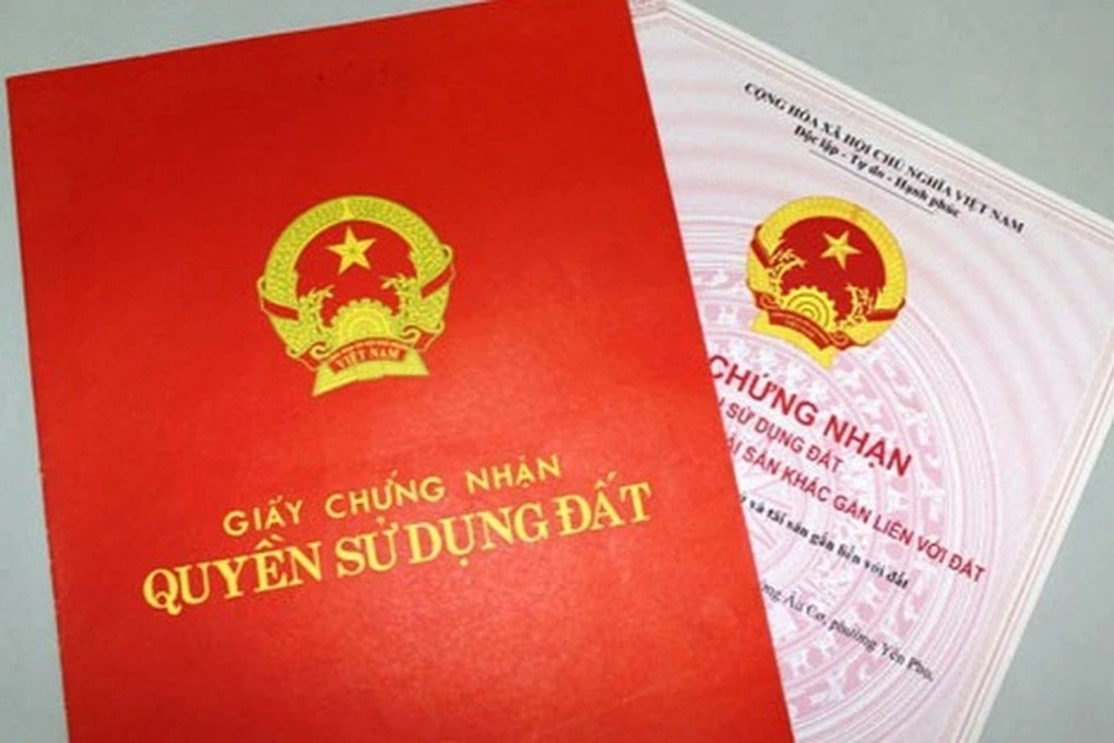 Chủ tịch xã được cấp sổ đỏ cho người dân - 1