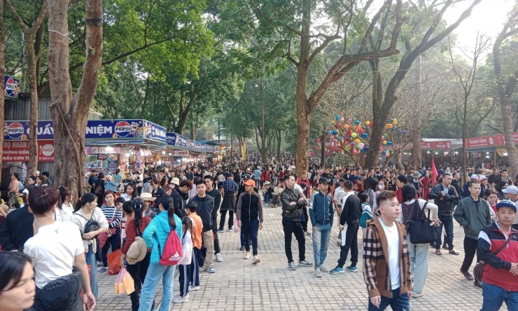 Lễ hội Chùa Hương năm 2026 ghi nhận lượng khách tăng đột biến sau chính sách miễn phí vé thắng cảnh từ mùng 4 đến mùng 6 tháng Giêng. Theo số liệu từ Ban tổ chức, trong ba ngày đầu năm mới, khu di tích đã đón hơn 60.000 lượt khách, tăng khoảng 20% so với cùng kỳ năm trước. Ảnh: Thông tin & Truyền thông xã Hương Sơn