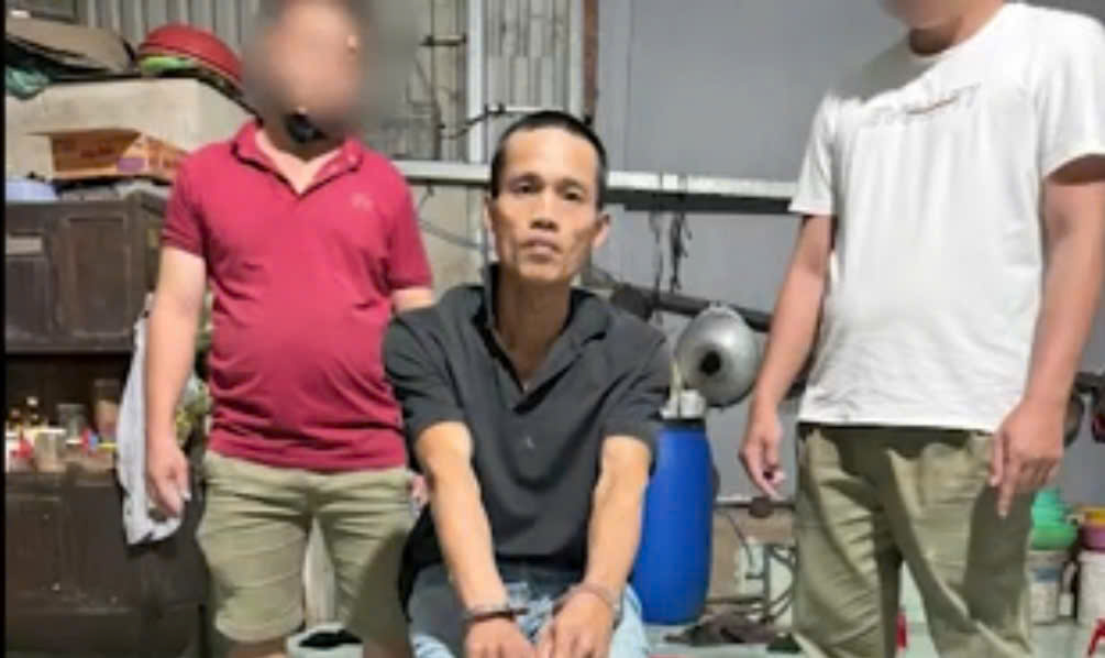 5 giờ Công an TP.HCM truy bắt nghi phạm cướp giật tiệm vàng - Ảnh 1.