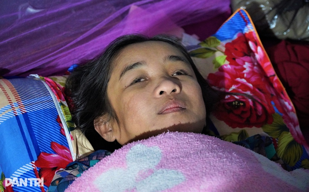 Chuỗi bi kịch dồn dập, chồng bệnh, con trai mất, con gái mù lòa chạy thận - 1