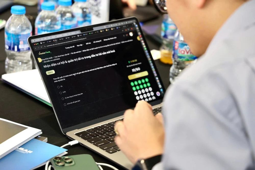 Nhà đầu tư đang quan sát thị trường tài sản số. Ảnh: XUÂN TIẾN