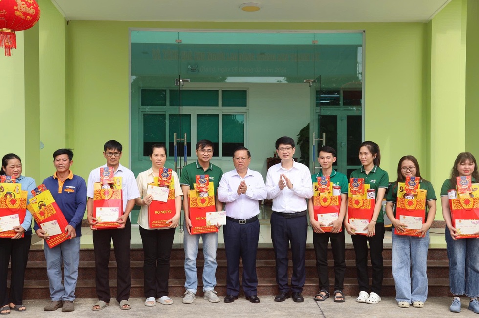 Chuyến đi để trở về trọn nghĩa tình với Bộ trưởng Nội vụ ngày giáp Tết - 6