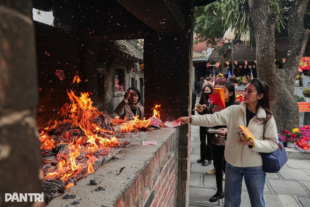 Chuyên gia cảnh báo, mùi Tết có thể gây gánh nặng cho phổi - 1