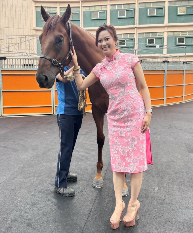 Chuyên gia Đường Bích Hà tại một câu lạc bộ đua ngựa ở Hong Kong ngày 9/2. Ành: Fb/Đường Bích Hà