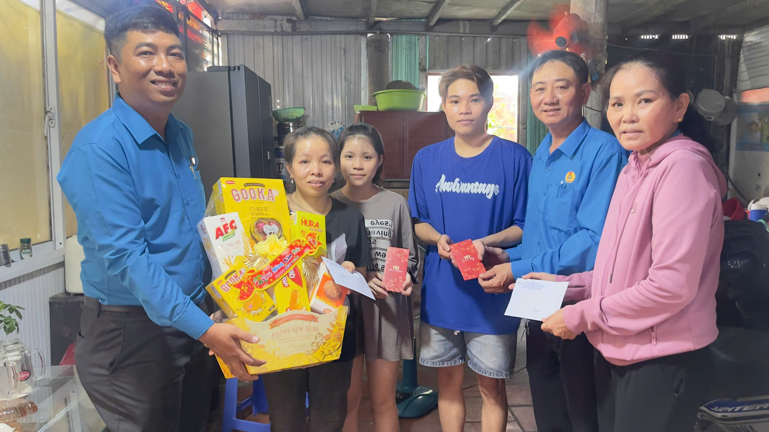 Chuyến thăm nghĩa tình trước thời khắc giao thừa 1 Chuyến thăm nghĩa tình trước thời khắc giao thừa - Ảnh 1.