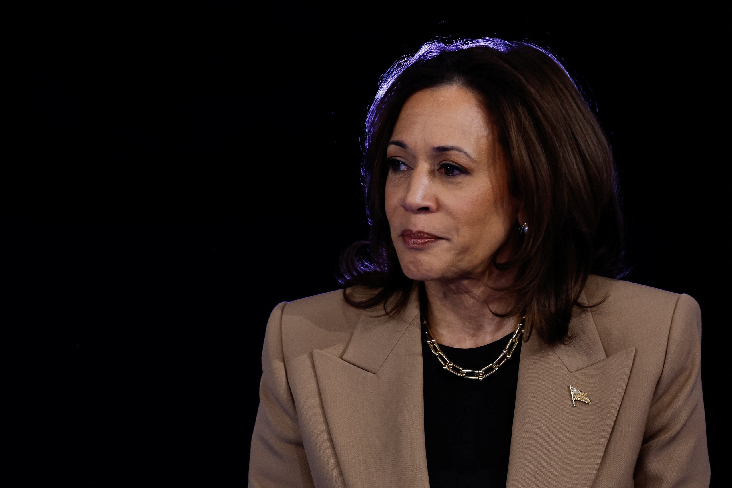 Cố 'bắt trend' gen Alpha, bà Kamala Harris bị chế giễu trên mạng - Ảnh 1.