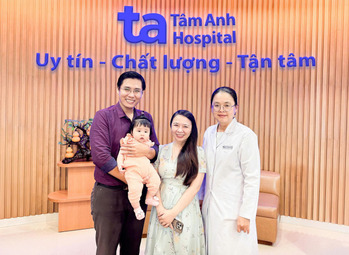 Vợ chồng chị Ánh cùng con gái và ThS.BS Giang Huỳnh Như - Giám đốc IVF Tâm Anh TP HCM. Ảnh: Phương Trinh