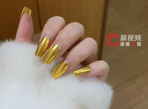 Mẫu nail chơi Tết gây chấn động: Cô gái làm bộ móng bằng vàng giá 100 triệu khiến dân mạng đòi đến quét vụn móng tay- Ảnh 1.