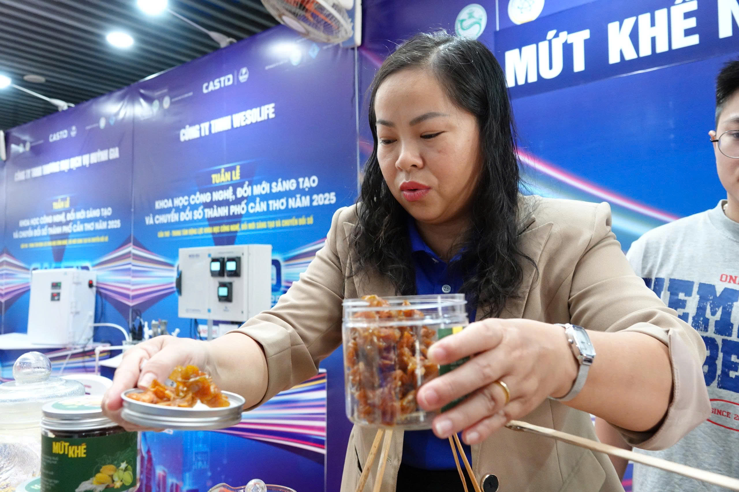 Cô giáo Cần Thơ khởi nghiệp thành công từ mứt khế chua , nâng tầm giá trị trái cây - Ảnh 1.