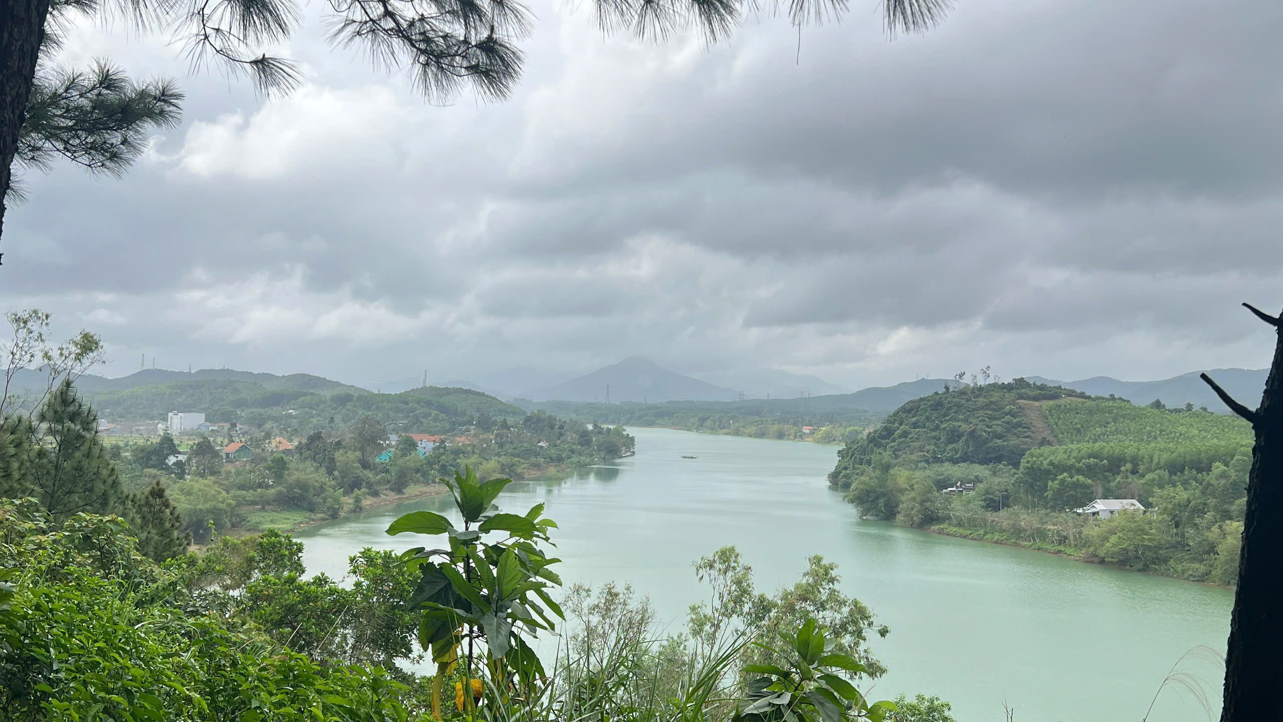 Có một ngọn đồi ở Huế khiến du khách muốn đứng thật lâu, nói ít lại và "cảm" nhiều hơn 1 Có một ngọn đồi ở Huế khiến du khách muốn đứng thật lâu, nói ít lại và