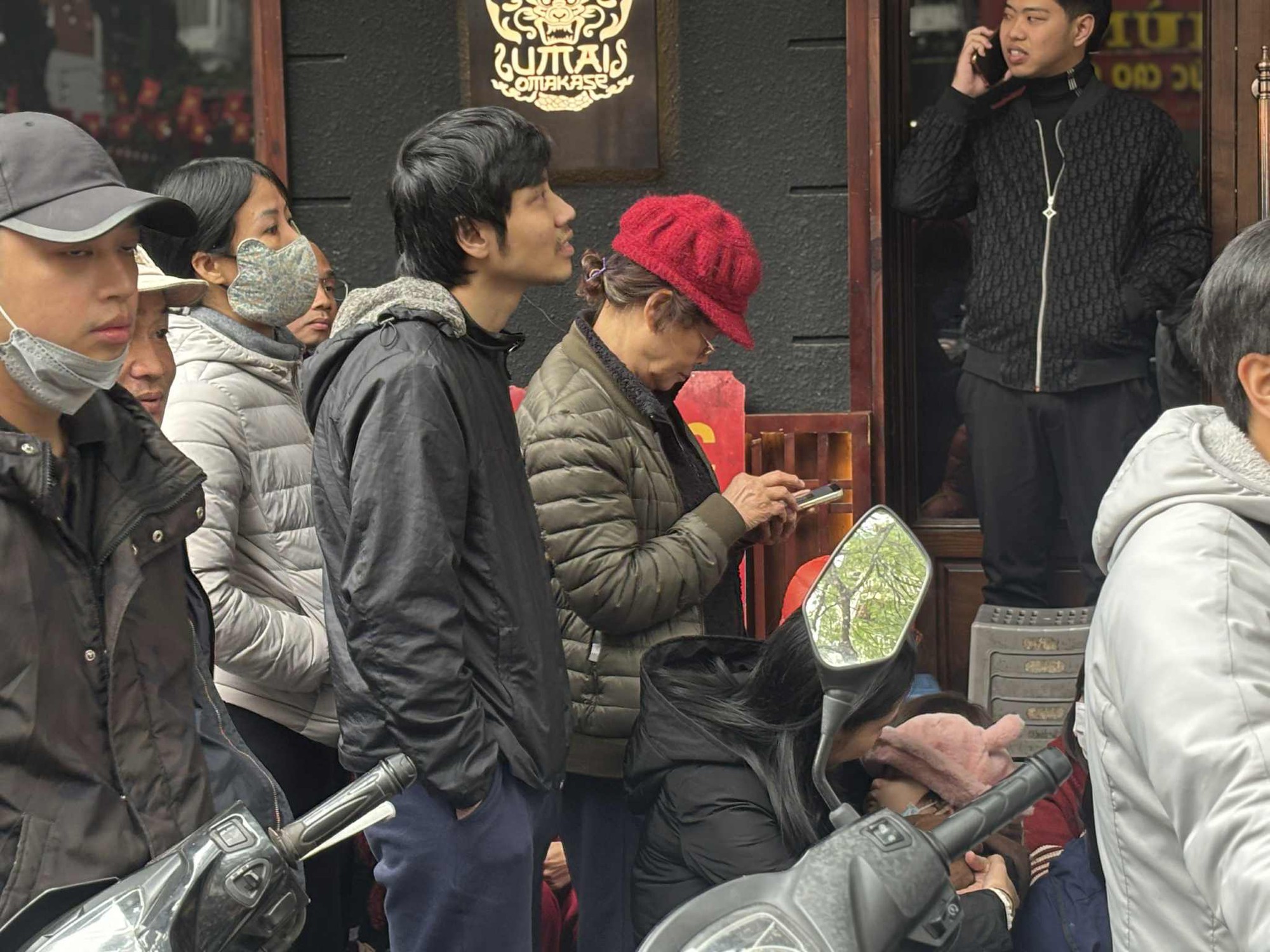 Sát Tết, người Hà Nội xếp hàng đông nghịt từ 3h sáng, bế cả con nhỏ đi cùng để chờ mua vàng: Có người 2 tháng sau mới được nhận!- Ảnh 8. Sát Tết, người Hà Nội xếp hàng đông nghịt từ 3h sáng, bế cả con nhỏ đi cùng để chờ mua vàng: Có người 2 tháng sau mới được nhận!- Ảnh 8.