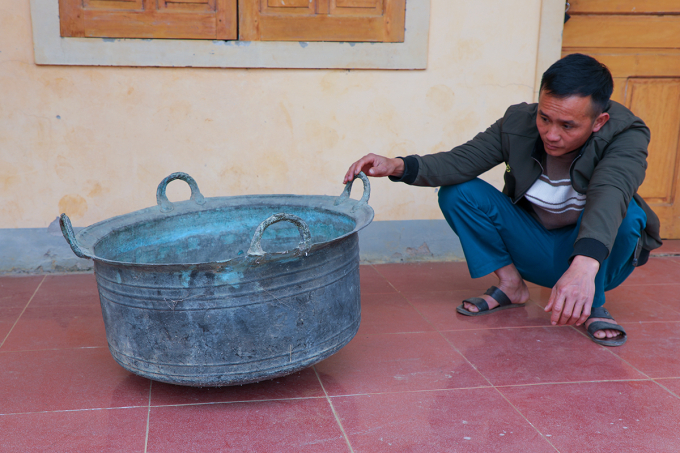 Chiếc vạc đồng đang được bảo quản tại trụ sở xã Châu Thuân (cũ), nay là xã Châu Tiến, trước đây thuộc huyện Quỳ Châu. Ảnh: Hùng Lê