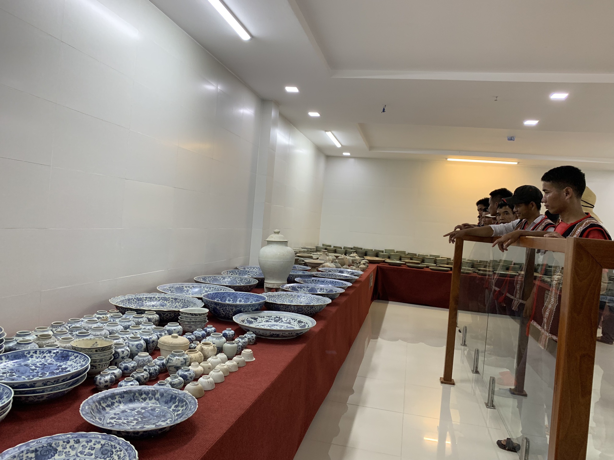 Chiêm ngưỡng hàng trăm cổ vật quý hiếm từ những con tàu cổ Quảng Ngãi - Ảnh 1.