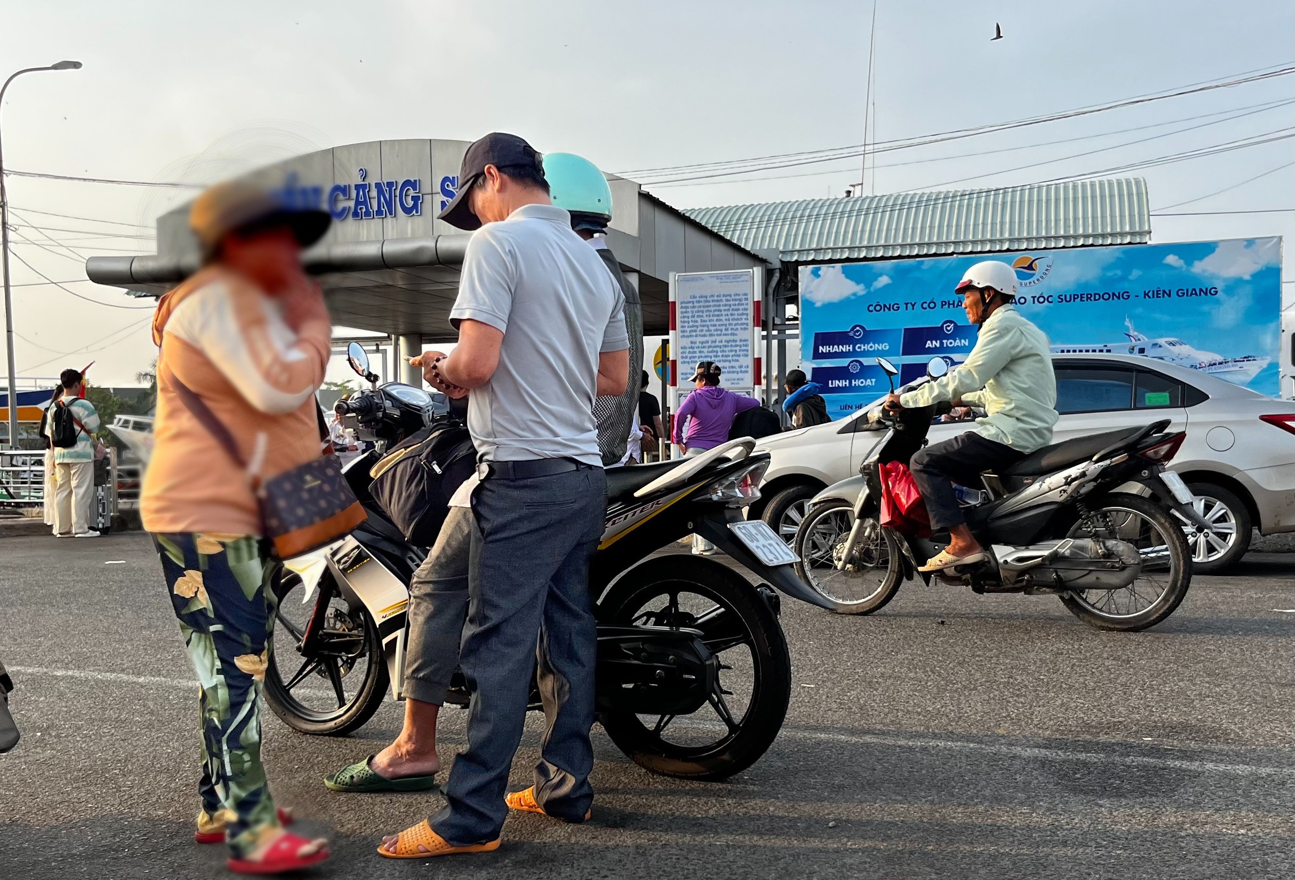 'Cò vé' trục lợi ở bến tàu đi Phú Quốc 1 “Cò vé” trục lợi ở bến tàu đi Phú Quốc - Ảnh 1.