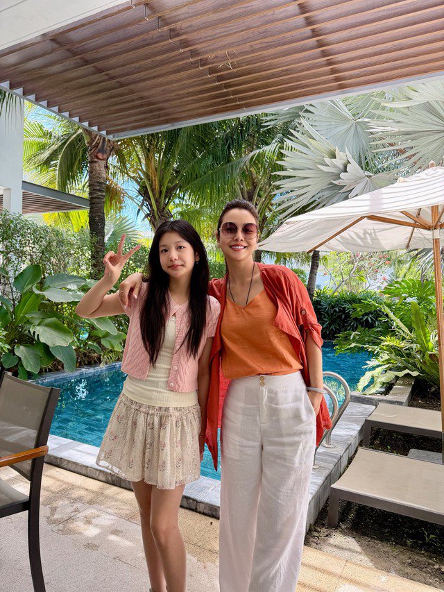 Con gái Hoa hậu Jennifer Phạm thừa hưởng nét đẹp của cả bố lẫn mẹ - 1