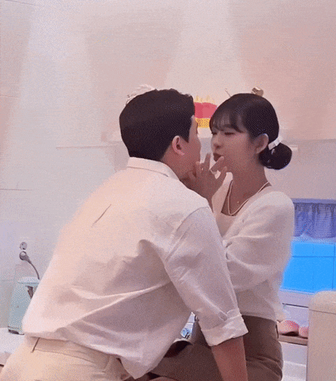 Hot nhất Hàn Quốc: Con gái cố minh tinh Choi Jin Sil kết hôn với bạn trai đáng tuổi chú, nụ hôn của cặp đôi khiến MXH nổ tung- Ảnh 3. Hot nhất Hàn Quốc: Con gái cố minh tinh Choi Jin Sil kết hôn với bạn trai đáng tuổi chú, nụ hôn của cặp đôi khiến MXH nổ tung- Ảnh 3.