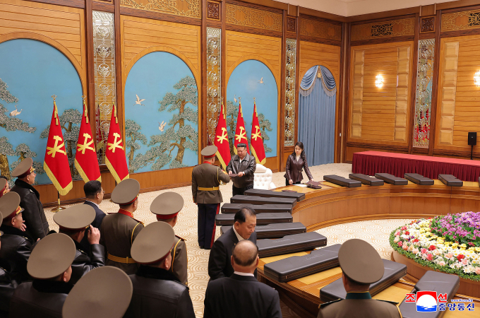 Ông Kim Jong-un và con gái Kim Ju-ae trong buổi trao tặng súng tại trụ sở Ban Chấp hành Trung ương đảng Lao động Triều Tiên ngày 27/2. Ảnh: KCNA