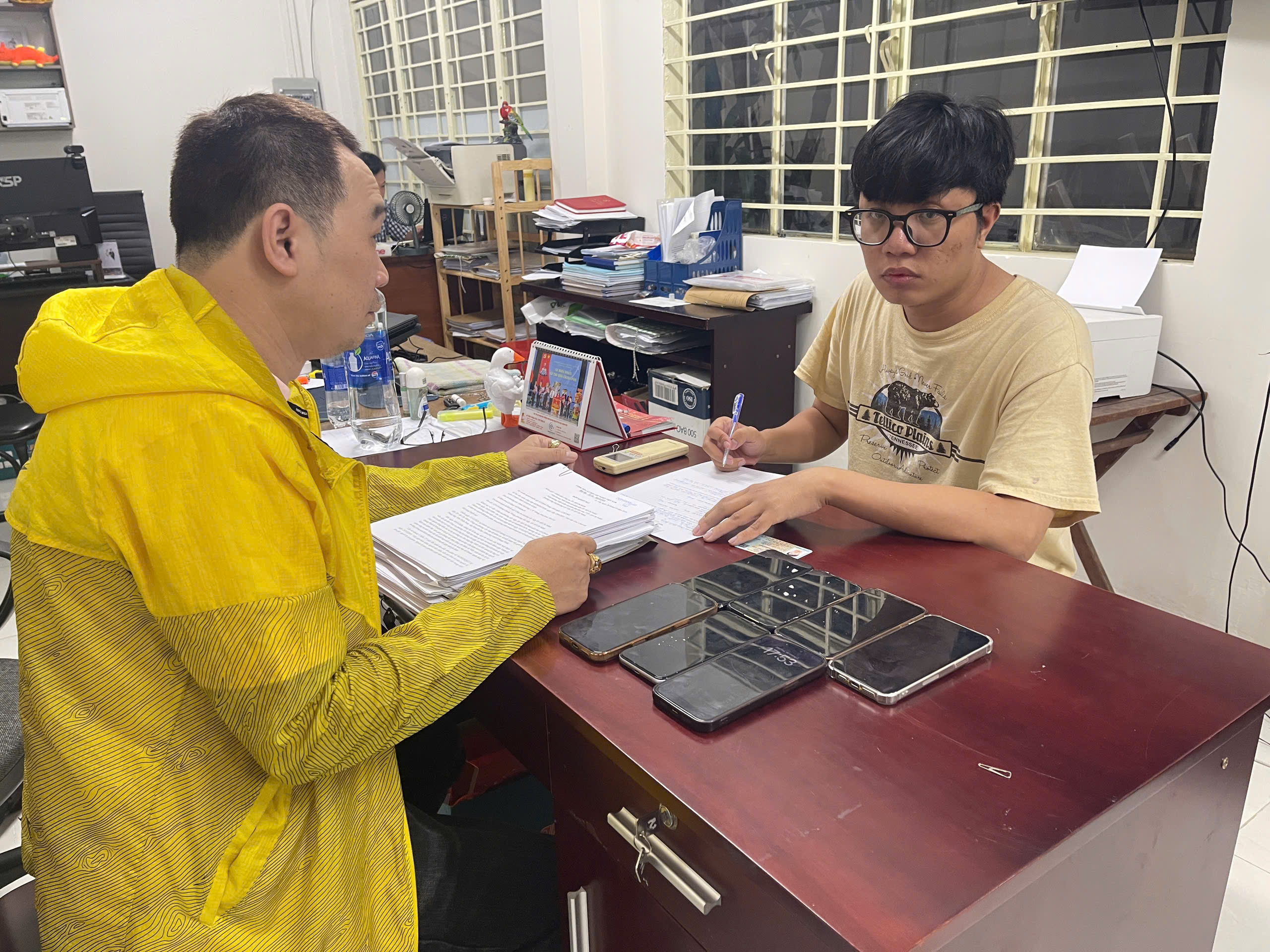 Công an TP.HCM tìm hàng trăm cô gái trong clip sex của siêu lừa kiêm trộm cắp- Ảnh 1.